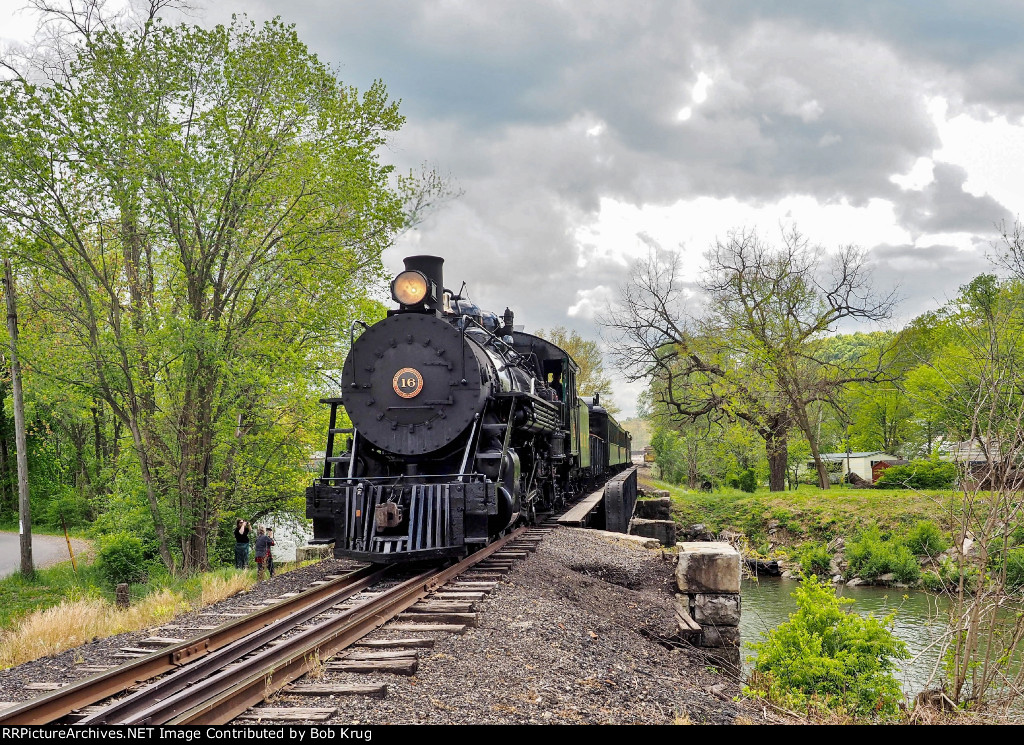 EBT 16 northbound with the 3 o'clock departure crossing Blacklog Creek